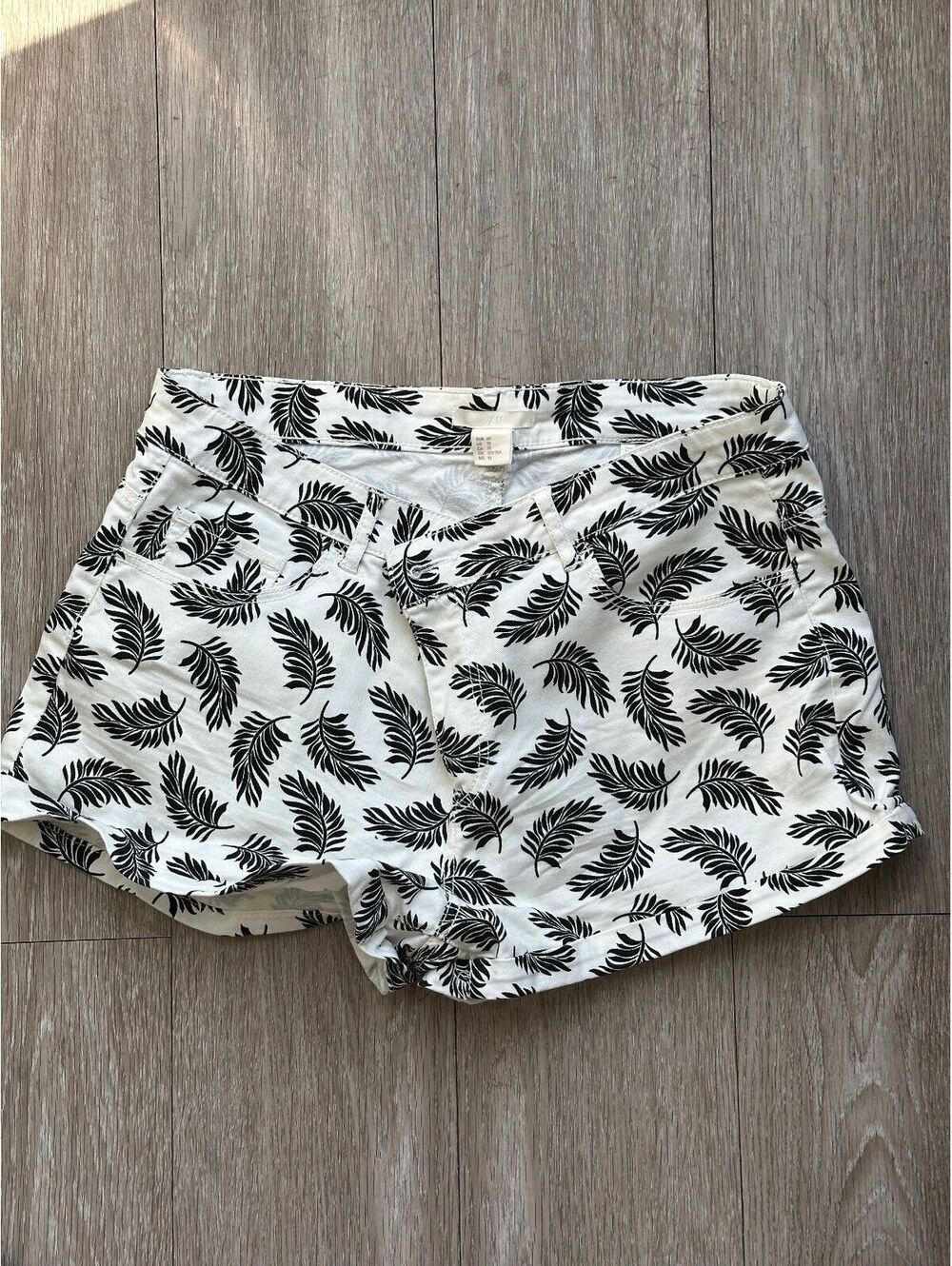 H&M Women's White floral shorts